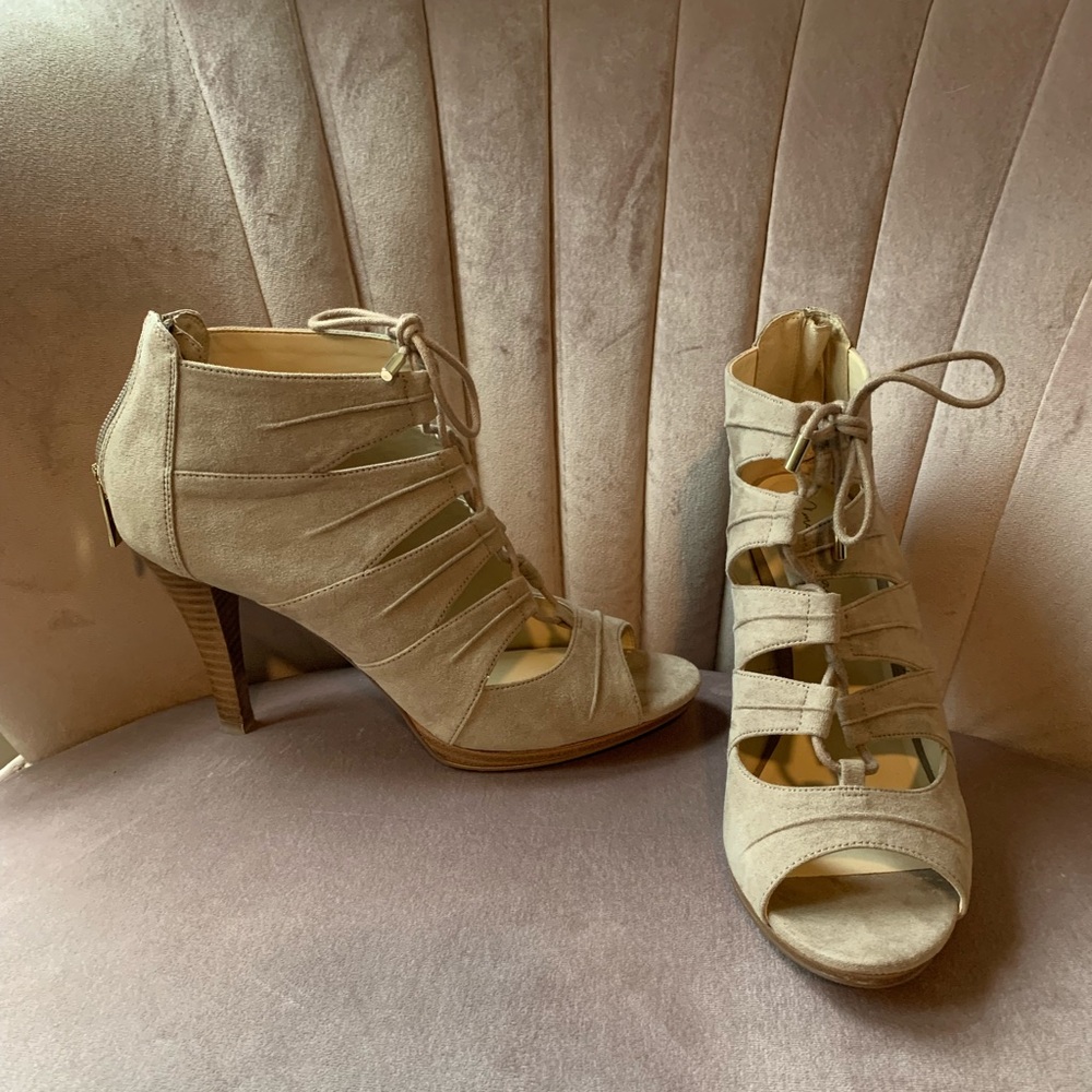 Sz 9 Cream Heels